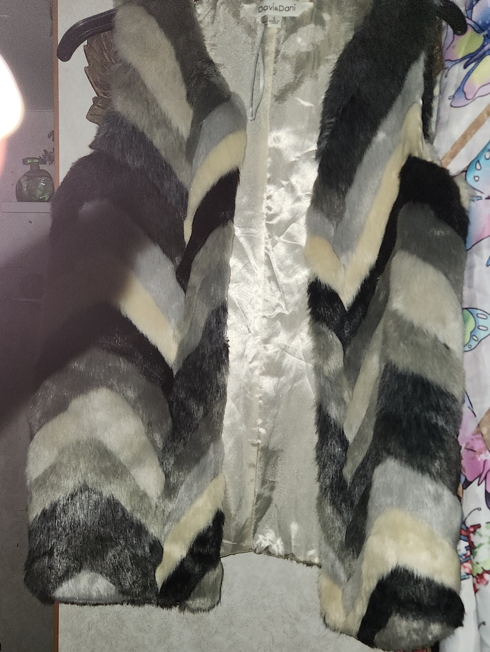 DAVI & DANI Chevron Faux Fur Vest in Black, Gray & Cream